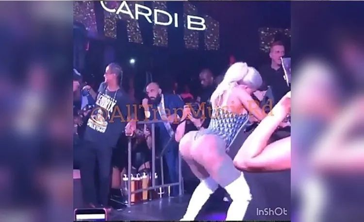 Cardi b ppoadanodor su gran azul