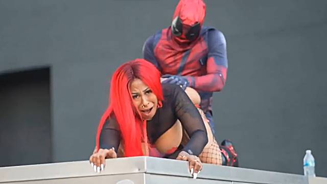 Deadpool esta corriendo afuera (tipo Expricit)