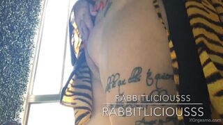 El conejo del conejo muestra que tiene un gran y grande trasero