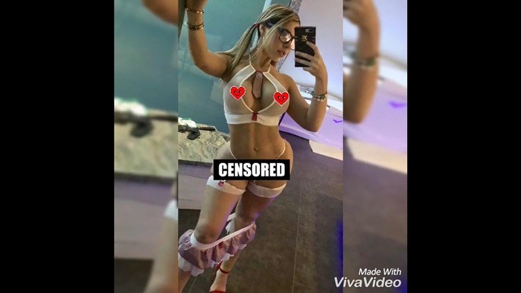 En un baño de armario y masturbación hasta que