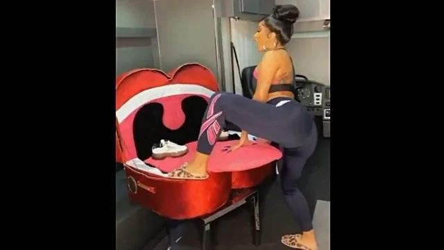 Justgin el pecado y la tarjeta b y gritando de esta manera