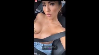 Karla Bustllos de Hule en el auto y fans