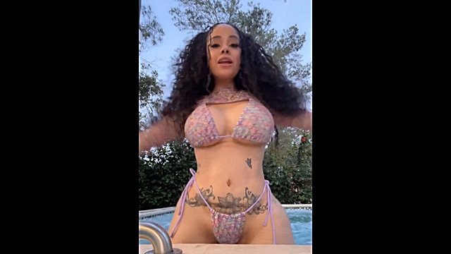 La Cursite en Bikini Super Caliente y Hovery