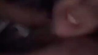 La hija del listón del establo se graba y sostiene