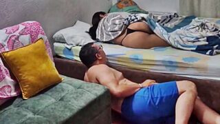 La mujer lo deja y él se masturba delante de su padrastro