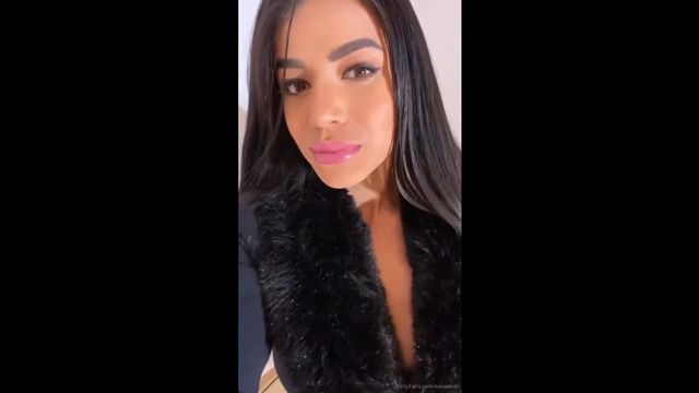 Latina caliente juega con su cuerpo de cocina