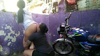 Mi novia come coño y una puta en una multitud