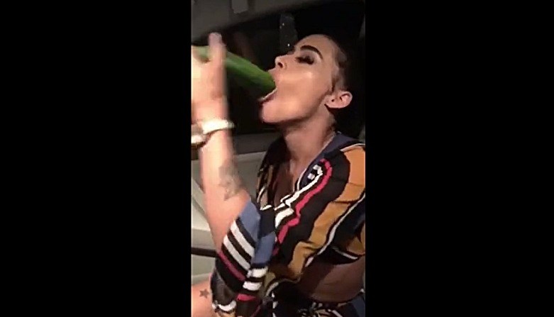 Pepinos radios como una diosa de mamadas