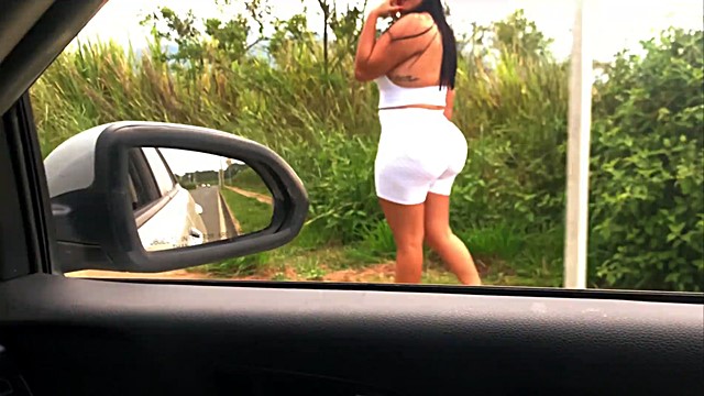 Recojo a un desconocido en mi auto y termino de drenarlo