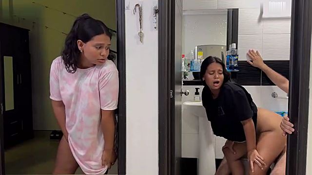 Sigue viendo a mi hermana gemela hablando en el baño con la de ella.