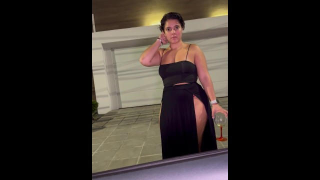 Una chica caliente y ardiente va a ser invitada